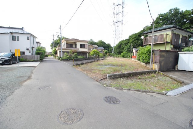 狭山市入間川　建築条件なし売地　「狭山市駅」バス10分　敷地182坪　【富士見小学区】の前面道路含む現地写真