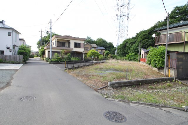 狭山市入間川　建築条件なし売地　「狭山市駅」バス10分　敷地182坪　【富士見小学区】の前面道路含む現地写真