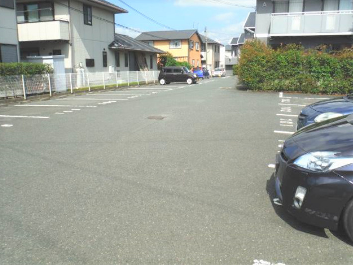 アーバンライフ津福の駐車場|車をお持ちの方に嬉しい駐車場付きの物件です