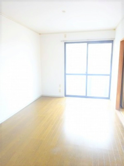 アーバンライフ津福の居間・リビング|こちらのリビングで趣味の時間をお楽しみください