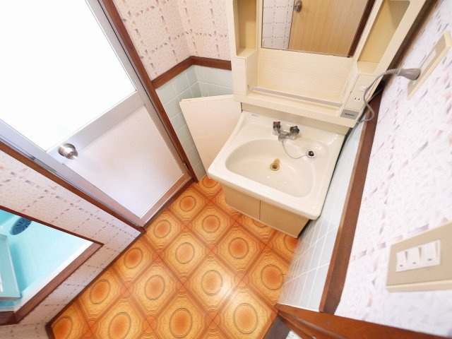 領内商会ビルの独立洗面台