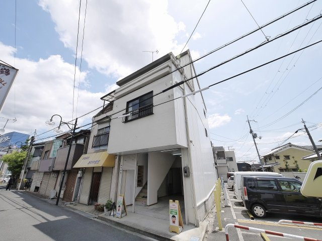 領内商会ビルの外観