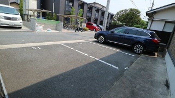 ヴィラージュC棟の駐車場
