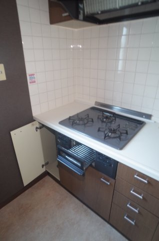 【キッチン】 | 明生ビル | ガスコンロ3口のシステムキッチン。