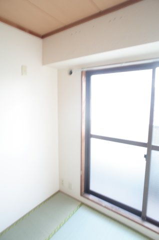 【内装】 | 明生ビル | 和室はエアコンスリーブ（穴）と、コンセントがございます。
