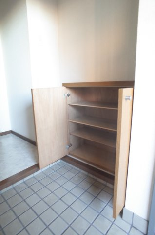 【設備】 | 明生ビル | 玄関先にはシューズBOX