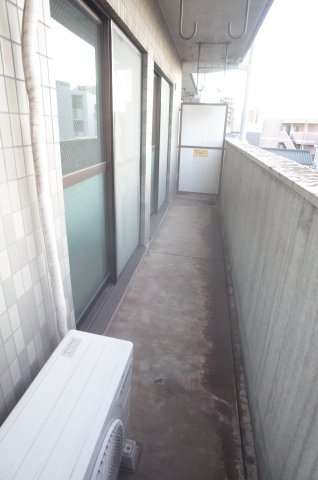 【バルコニー】 | 明生ビル | 2部屋分の広いバルコニー！！お布団もたくさん干せます！