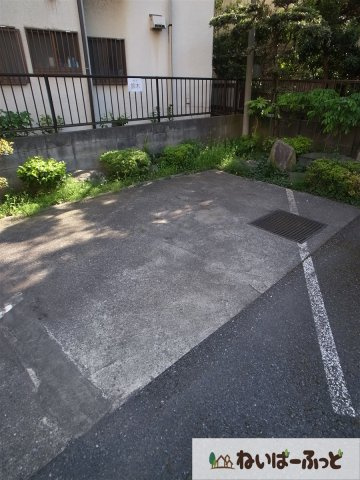 【駐車場】 | 明生ビル | お車の駐車スペースは目の届くところが安心です。