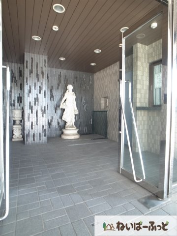 【エントランス】 | 明生ビル | 女神様がお見送りとお出迎え