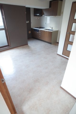 【居間・リビング】 | 明生ビル | キッチンが独立しているので、ダイニングスペースも独立