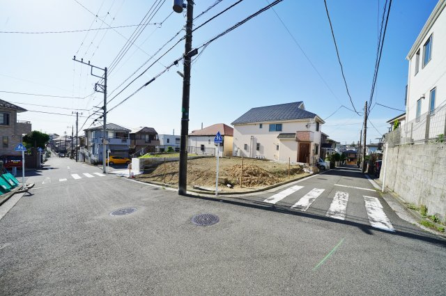 保土ケ谷区法泉２丁目　新築戸建ての前面道路含む現地写真