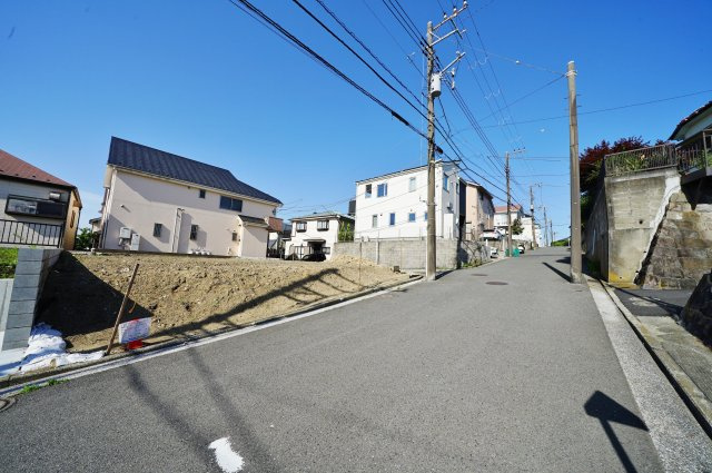 保土ケ谷区法泉２丁目　新築戸建ての前面道路含む現地写真