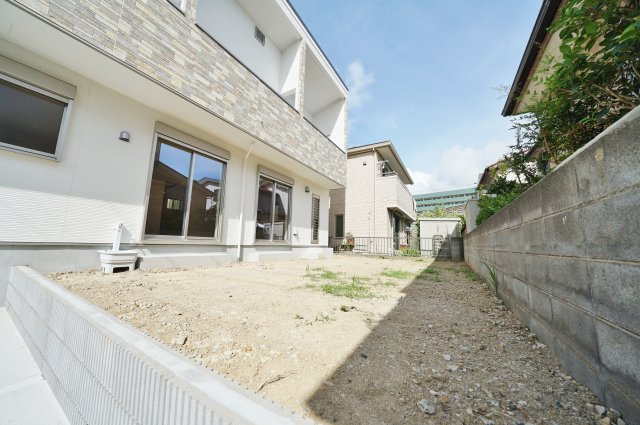 【横浜市保土ケ谷区新桜ケ丘１丁目7-2新築戸建て】★仲介手数料無料★（藤塚小学校・橘中学校）の外観パース|大きめの庭もあり、楽しみ広がるお住まいです。