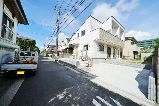 【横浜市保土ケ谷区新桜ケ丘１丁目7-2新築戸建て】★仲介手数料無料★（藤塚小学校・橘中学校）の前面道路含む現地写真|前面道路は幅員約4.5メートルの公道です。