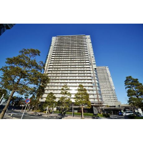 リヴァリエＢ棟（川崎区港町）の外観|南西・北西角部屋　　陽当たり良好　3LDK
24時間ゴミ出し可能（各フロア）
安心の24時間365日有人体制の管理
ホテルライクなコンシェルジュ
ペット飼育可
共用施設が充実　リバーサイドビュー

