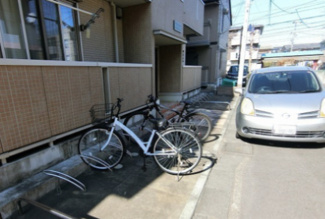 【その他共用部分】 | 敷地内に駐輪場があります♪荷物が重いときに自転車があれば助かりますね！