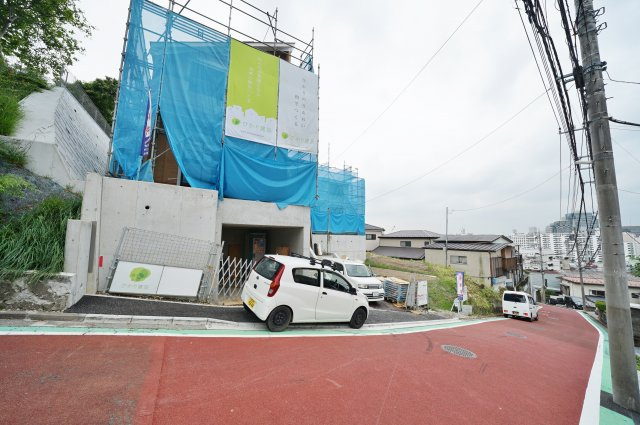 【横浜市保土ケ谷区宮田町３丁目293-4新築戸建て３号棟】（峯小学校・宮田中学校）の前面道路含む現地写真|前面道路幅員は約6.4mございます。