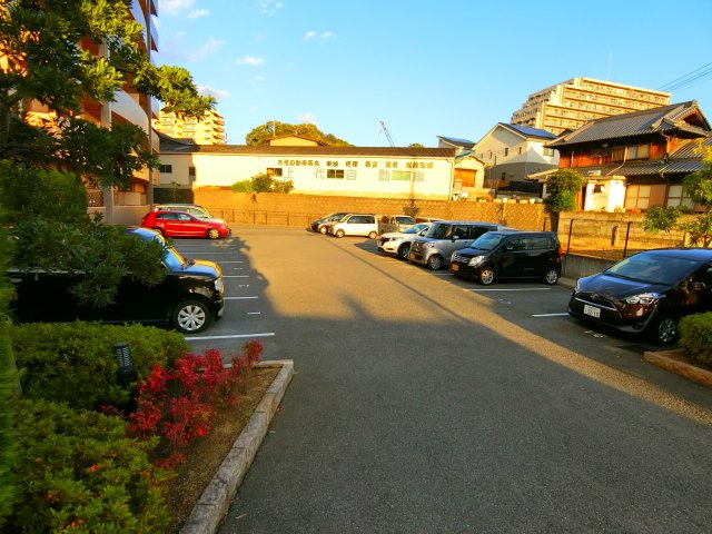 シャルマン和泉の駐車場