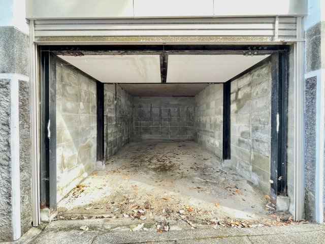 柏原３丁目戸建の駐車場