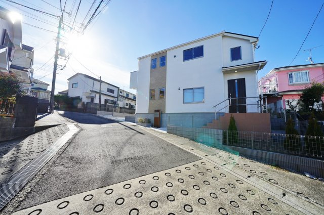 【横浜市保土ケ谷区仏向町1322-2新築戸建て１号棟】（初音が丘小学校・橘中学校）の前面道路含む現地写真|前面道路幅員は約4.5mとゆとりがございます。