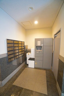 【その他共用部分】 | 不在時も受け取れる宅配ロッカーがあります