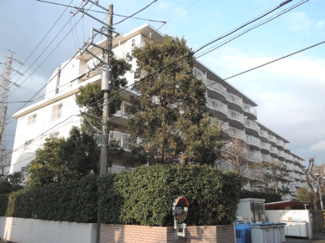 【外観】 | 総戸数４５８戸、昭和５５年４月築、管理人は日勤勤務につき管理体制良好です♪