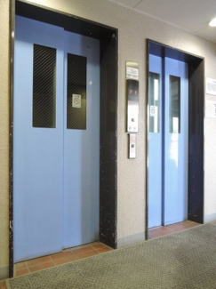 【その他共用部分】 | お買い物時やベビーカーの出し入れに便利なエレベーター付
混雑時にも便利なエレベーター2基付です。