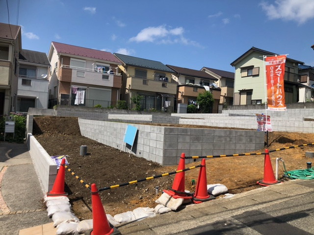 綾瀬市寺尾中４丁目　新築戸建の前面道路含む現地写真