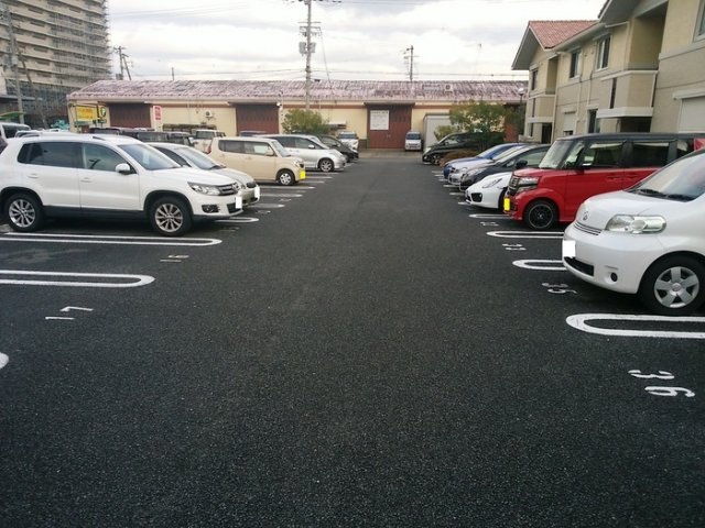 ラ・ミュー久宝寺Ⅲ棟の駐車場