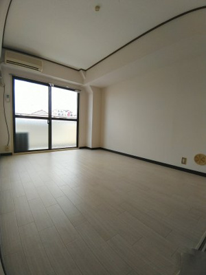 【寝室】 | リトルブラウン | ゆとりの広さです