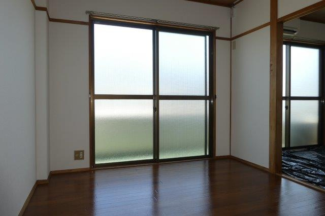 えきまえマンションの居間・リビング|洋室
