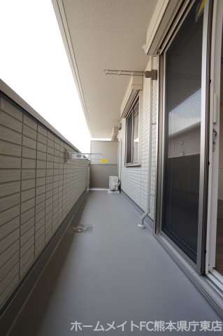 熊本市中央区国府３丁目のアパートのバルコニー
