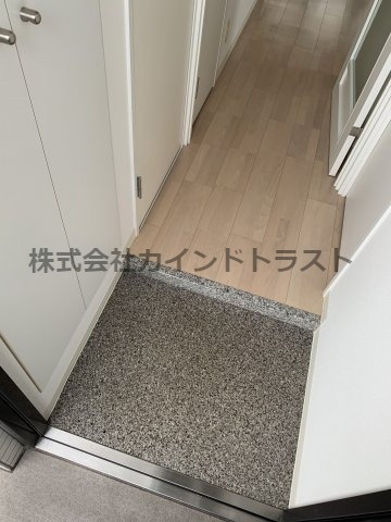 ベルフェリーク天満橋の玄関|収納もある玄関です