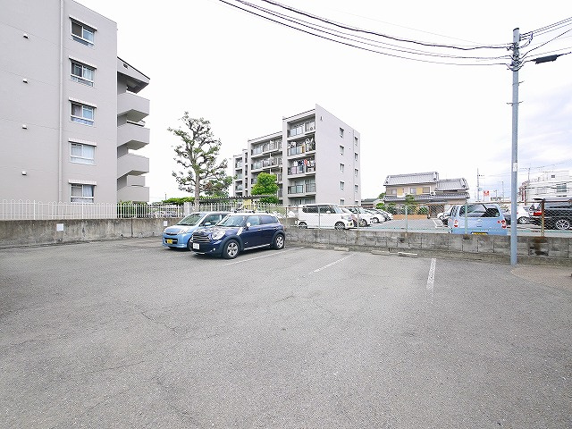 アスティオン飛鳥Bの駐車場|駐車場完備です