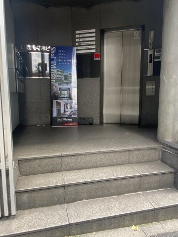 日総代々木ビルのエントランス