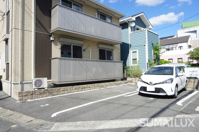 フェリーチェ新屋敷の駐車場