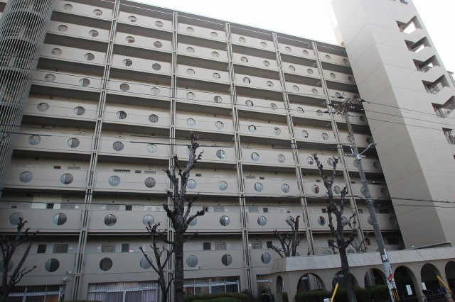 シャトー鶴見の外観|お好きにリフォームしたりＤＩＹ物件としていかがですか♪
南向きで陽当たり良好です♪