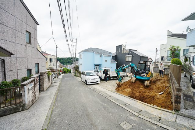 【保土ケ谷区上星川２丁目28-77新築戸建て】（上星川小学校・保土ヶ谷中学校）の前面道路含む現地写真|周辺は落ち着いた雰囲気の住宅街です