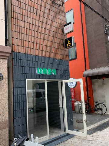 プチフラワービルのエントランス|通りに面した1Fなので　開放感があります。