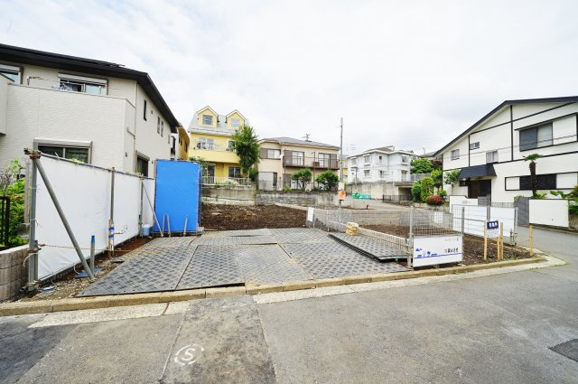 【仲介手数料無料】教育関連施設やスーパー等が点在し、子育てしやすい住環境のお住まい♪の外観|南側道路に面し開放感がございます