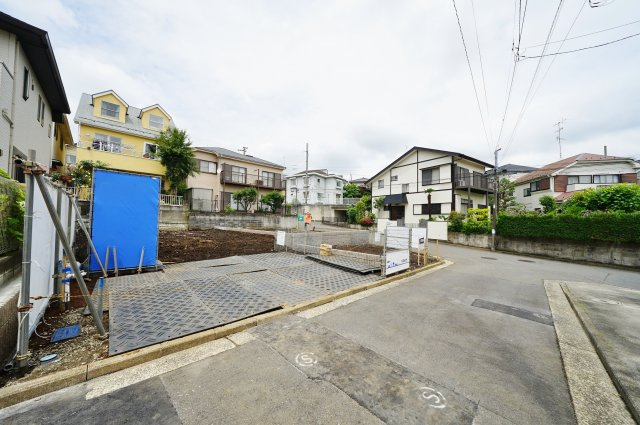 【仲介手数料無料】教育関連施設やスーパー等が点在し、子育てしやすい住環境のお住まい♪の前面道路含む現地写真|カースペースにはお車並列2台駐車可能(車種による)