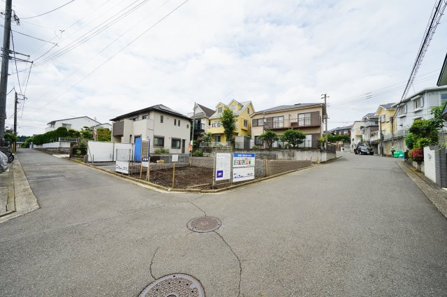 【仲介手数料無料】教育関連施設やスーパー等が点在し、子育てしやすい住環境のお住まい♪の前面道路含む現地写真|第一種低層住居専用地域の閑静な住宅街です