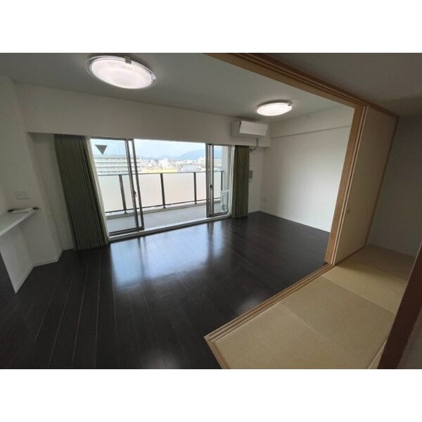 プレイズ二条の居間・リビング