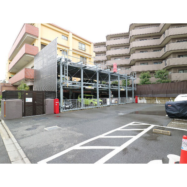 プレイズ二条の駐車場