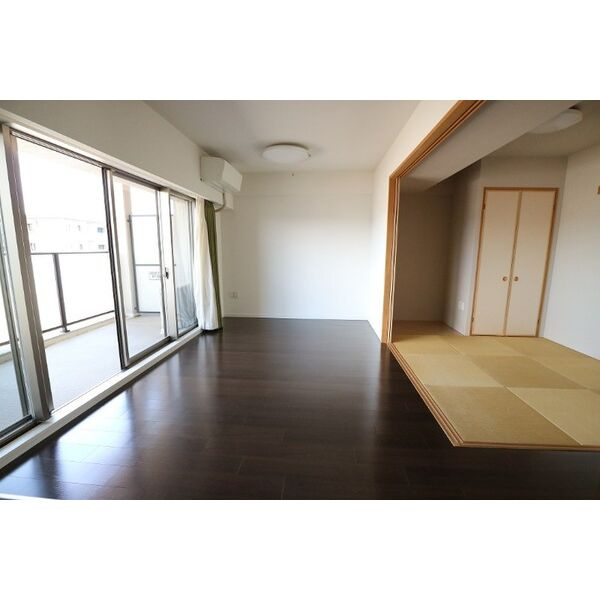 プレイズ二条の居間・リビング