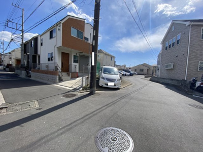 【前面道路含む現地写真】 | 瀬谷区橋戸3丁目新築分譲＊相鉄線【瀬谷駅平坦15分】2階建全2棟！開放感のあるお洒落な建物