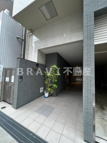 カーサラピス　BRAVI不動産のエントランス|【カーサラピス】落ち着いたエントランスです