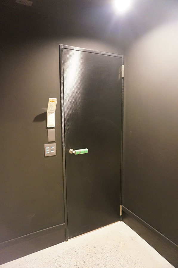 inCELL ADMIT 袖ヶ浦のその他|カーボン柄がおしゃれなガレージから室内への扉（参考画像）