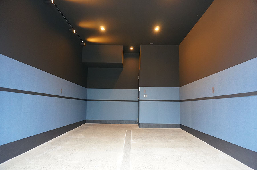 inCELL ADMIT 袖ヶ浦の駐車場|ガレージ内の壁には防音・吸音効果が高いフェルメノン設置済み。車庫入れ時の視認性や車両への傷つき防止にも役立ちます！（参考画像）