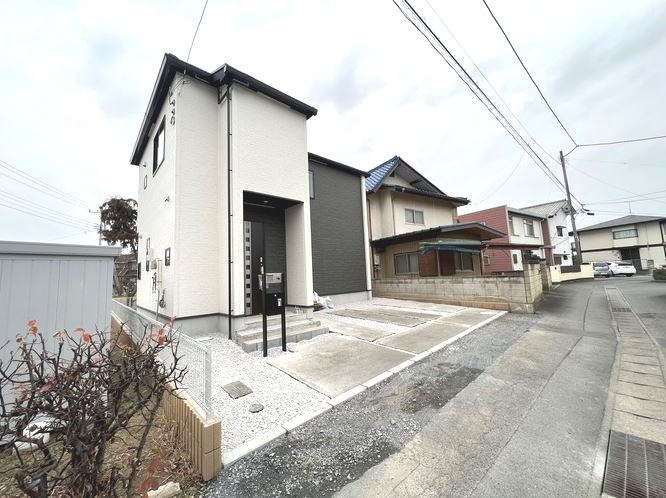 藤岡市立石新田（全1棟）1号棟の外観|美しい街並みの分譲地です。車の出し入れもラクラクなカースペース及び広々な前面道路です。
車の運転が苦手な奥様もこれなら安心です(^▽^)/